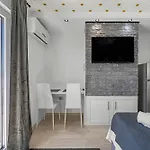 Appartmants 2 With Pool And Private Jakuzzi Vendégház Vodice