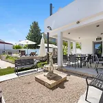 Appartmants 2 With Pool And Private Jakuzzi 4*