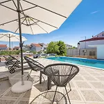 Appartmants 2 With Pool And Private Jakuzzi Vendégház Vodice