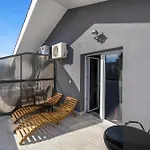 Appartmants 2 With Pool And Private Jakuzzi בית הארחה וודיצה