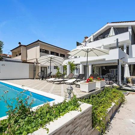 Appartmants 2 With Pool And Private Jakuzzi 4*