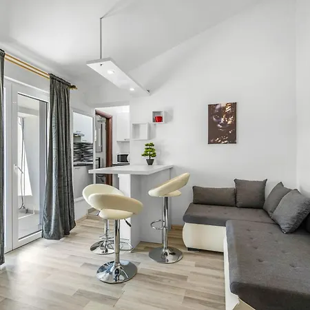 Guest house Appartmants 2 With Pool And Private Jakuzzi Vodice