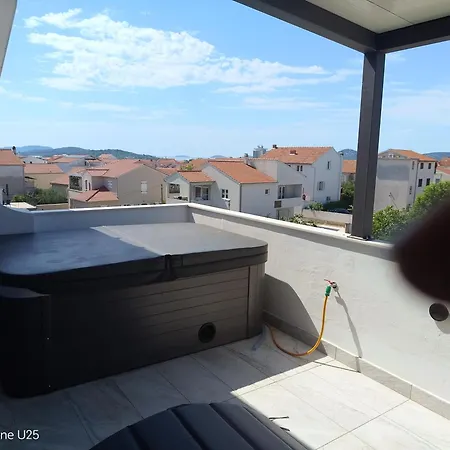 Appartmants 2 With Pool And Private Jakuzzi Guest house